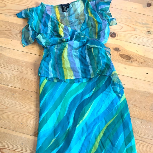 BCBGMaxAzria 100% silk skirt and sheer wrap top size 4 bright blues and greens. - Picture 6 of 7